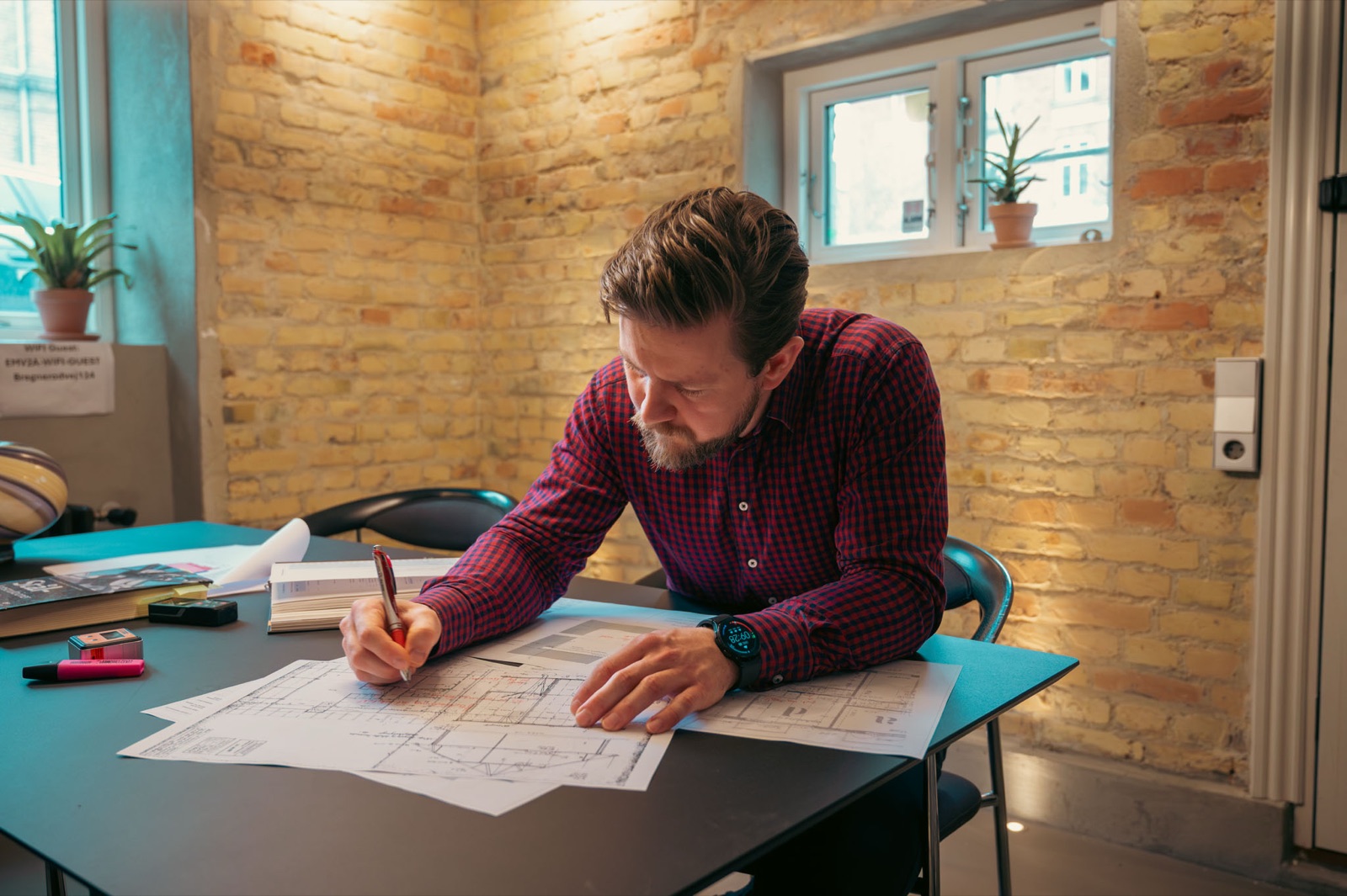 Ingeniør tegner på byggeprojekt